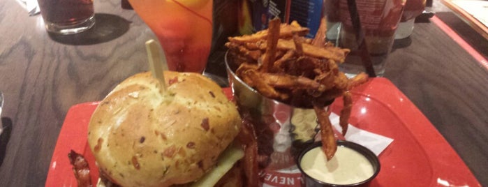 Red Robin Gourmet Burgers and Brews is one of Locais curtidos por kris.