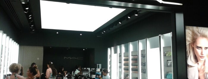 MAC Cosmetics is one of สถานที่ที่ Jaqueline ถูกใจ.