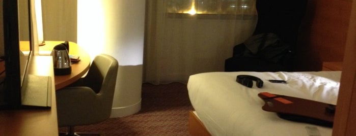 Hampton by Hilton London Gatwick Airport is one of สถานที่ที่ Shaun ถูกใจ.