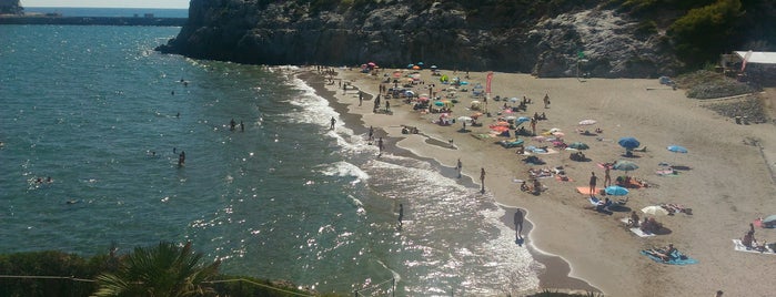 Cala Morisca is one of Lugares.