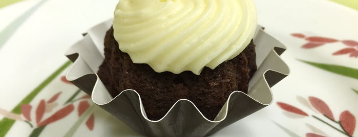 Nothing Bundt Cakes is one of Brendaさんのお気に入りスポット.