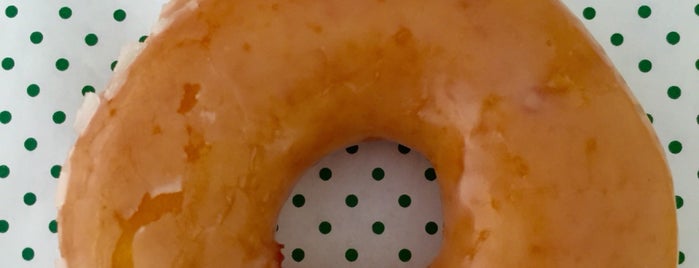 Krispy Kreme Doughnuts is one of Brendaさんのお気に入りスポット.