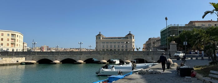 Ponte Umbertino is one of Syracusae.