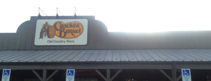 Cracker Barrel Old Country Store is one of Tempat yang Disukai Robert.