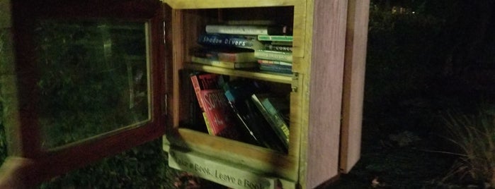 Little Free Library #31477 is one of Little Free Libraries in LA area.