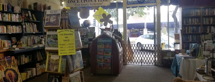 Once Upon a Time Book Store is one of Lugares favoritos de Brandon.