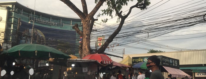 ตลาดนัดหน้าวัง is one of สถานที่ที่ nong@Ik ถูกใจ.