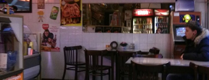 Cafetaria Desiree is one of สถานที่ที่ Ronald ถูกใจ.