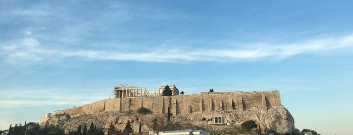 Acropolis Museum is one of สถานที่ที่ Chris ถูกใจ.