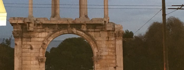Hadrian's Arch is one of Tempat yang Disukai Chris.