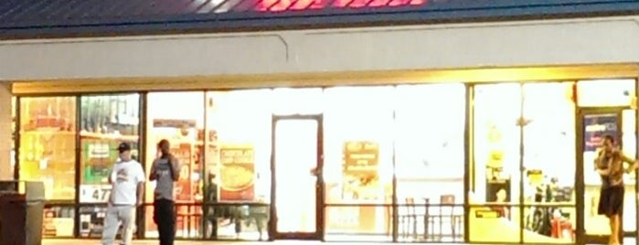 Papa John's Pizza is one of สถานที่ที่บันทึกไว้ของ Aubrey Ramon.