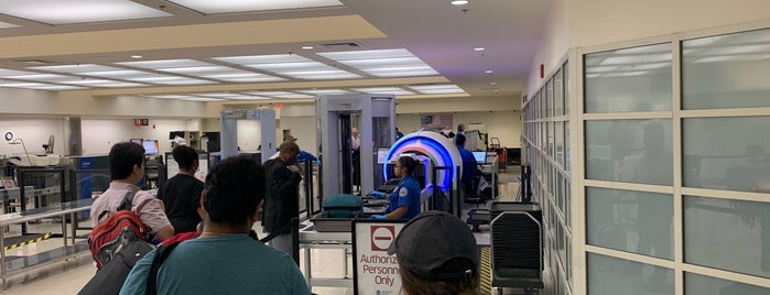 TSA PreCheck (A Gates) is one of สถานที่ที่ Eve ถูกใจ.
