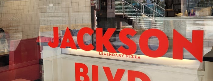 Jackson Blvd Pizza is one of สถานที่ที่ J ถูกใจ.