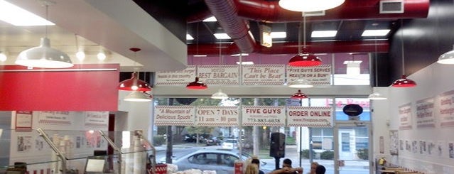 Five Guys is one of Rubenさんのお気に入りスポット.