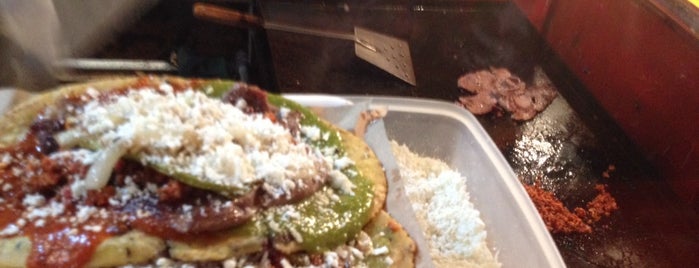 Huaraches Gigantes is one of Comida.