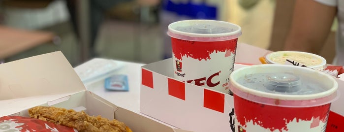 KFC is one of Locais curtidos por Sarah.