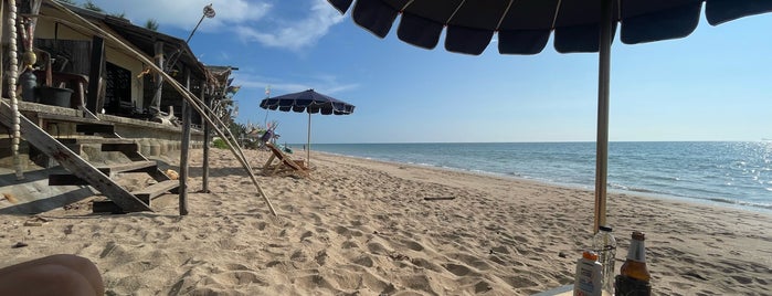 Roundhouse Bar, Restaurant and Bungalows is one of koh lanta.