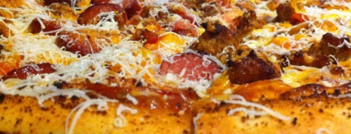 Boston's The Gourmet Pizza is one of lugares donde comer en ciudad del carmen.