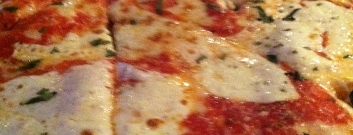 Ninos Coal Fired Pizza is one of Orte, die Denise D. gefallen.