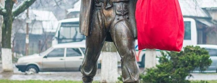 Пам'ятник листоноші Федору Фекеті is one of Перечин.