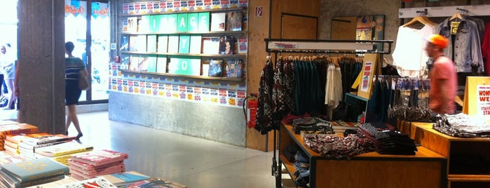 Urban Outfitters is one of สถานที่ที่ Saysay ถูกใจ.