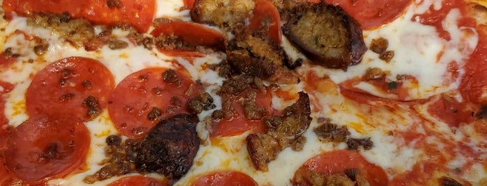 Upper Crust Pizzaria is one of Posti che sono piaciuti a Chris.