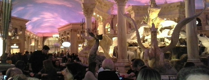 The Forum Shops at Caesars Palace is one of สถานที่ที่ Didi ถูกใจ.