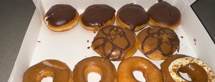 Krispy Kreme Doughnuts is one of Tempat yang Disukai Paul.