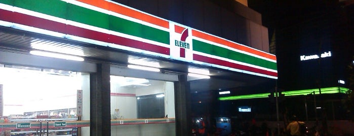 7-Eleven is one of Lieux qui ont plu à Dee.