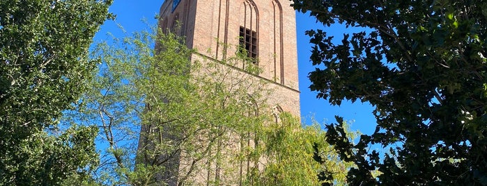 Grote Kerk is one of Tempat yang Disukai Rafael.