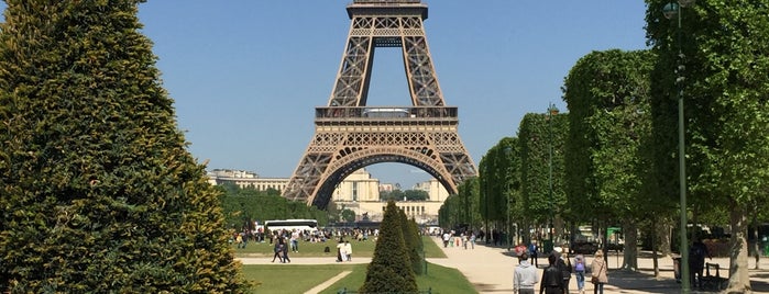 エッフェル塔 is one of Paris.