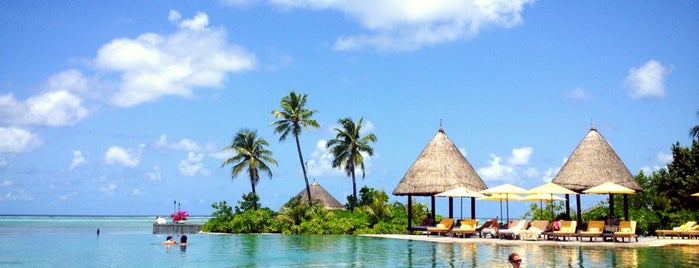 Poolside Bar at Four Seasons Resort Maldives at Kuda Huraa is one of สถานที่ที่ Alexi ถูกใจ.