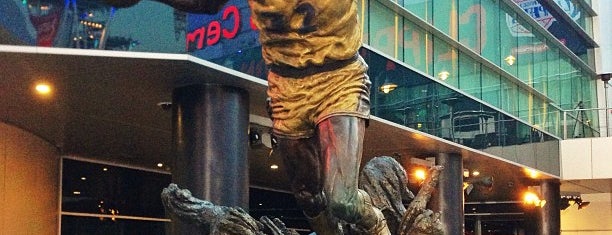Earvin "Magic" Johnson Statue is one of Posti che sono piaciuti a Ron.