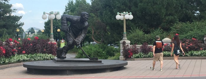 Statue De Maurice Richard is one of Patricia Carrier 님이 좋아한 장소.