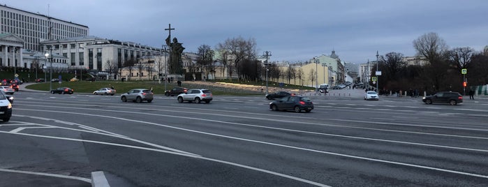 Боровицкая площадь is one of Места для прогулок.