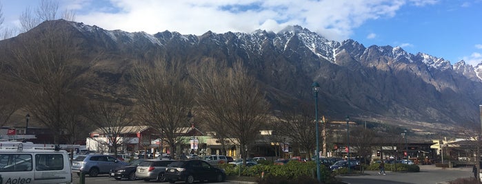 Remarkables Park Town Centre is one of lojas.