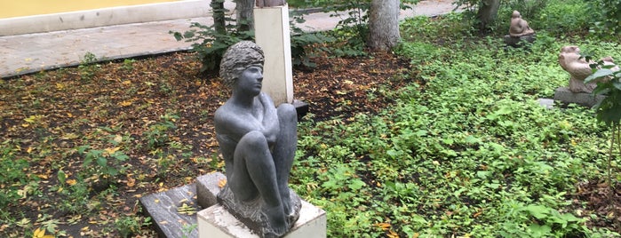 Дворик со статуями у "Запасника" is one of Ksu: сохраненные места.