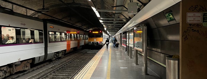Ж/д станция Ренфе «Арк де Триомф (Триумфальная арка)» is one of Barcelona.