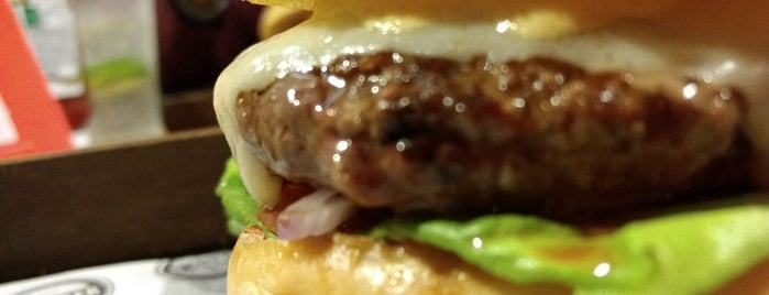 Q-Burger is one of Carolineさんの保存済みスポット.