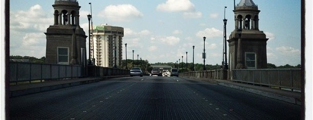 Ashley River Bridges is one of Tempat yang Disukai Scott.