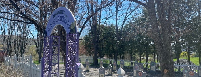 Ben & Jerry's Flavor Graveyard is one of Lindsayeさんのお気に入りスポット.