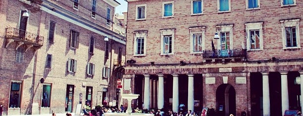 Piazza della Repubblica is one of Tempat yang Disukai Valentina.