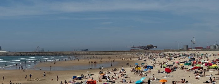 Praia de Matosinhos is one of Sítios que valem a pena ir no Grande Porto.