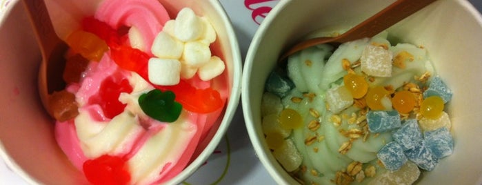 Menchie's Frozen Yogurt is one of Toronto x Bakeries and sweet treats.