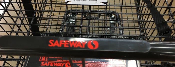 Safeway is one of Orte, die Chris gefallen.