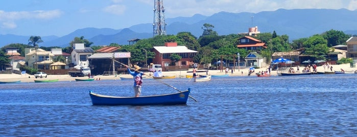 Praia da Guarda do Embaú is one of Lugares.