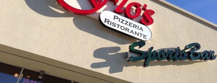 Flo's Pizzeria Ristorante & Sports Bar is one of Lugares favoritos de Gerry.