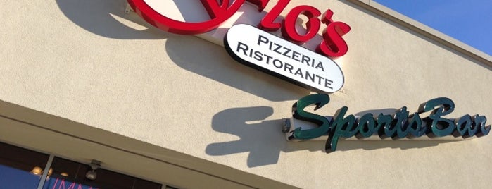 Flo's Pizzeria Ristorante & Sports Bar is one of Posti che sono piaciuti a Gerry.