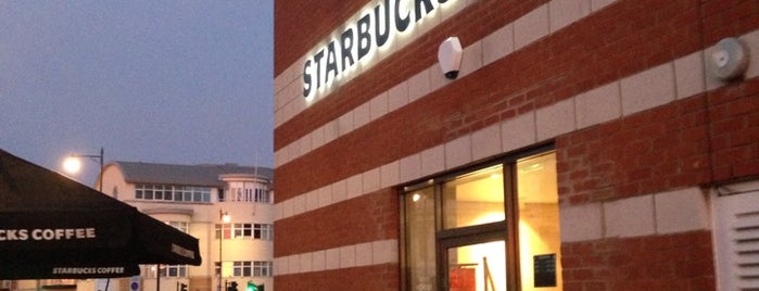 Starbucks is one of Lieux qui ont plu à Emyr.