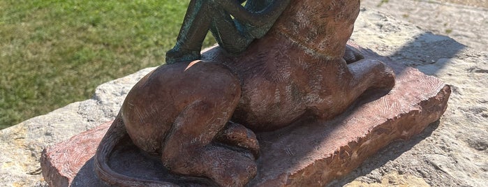 LeoNora, a kislány és az oroszlán is one of Mihály Kolodko's Mini Statues.